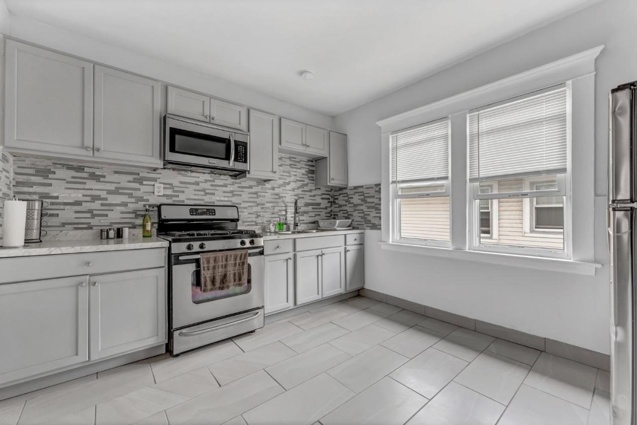 Renovated Main Floor Large 3 Bed House Hébergement de vacances Buffalo