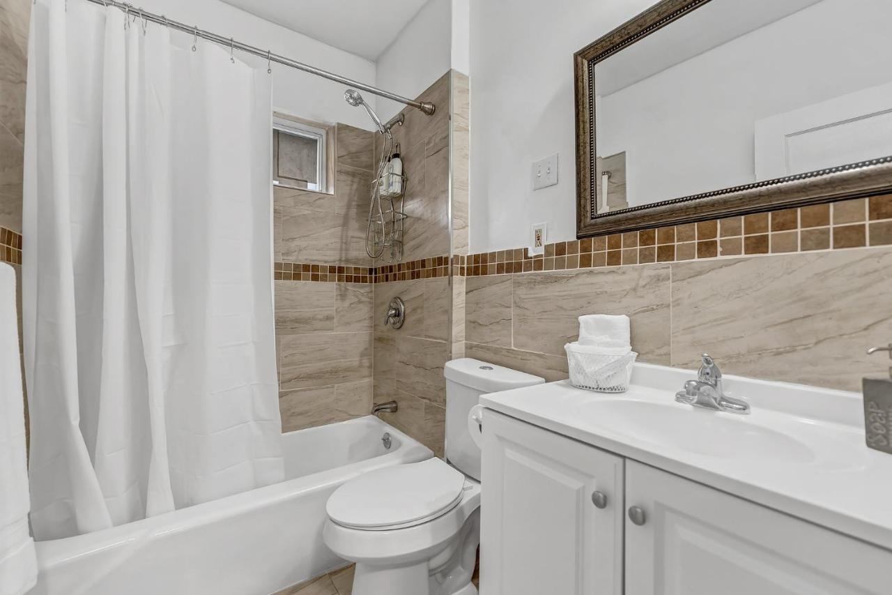 Renovated Main Floor Large 3 Bed House Hébergement de vacances Buffalo