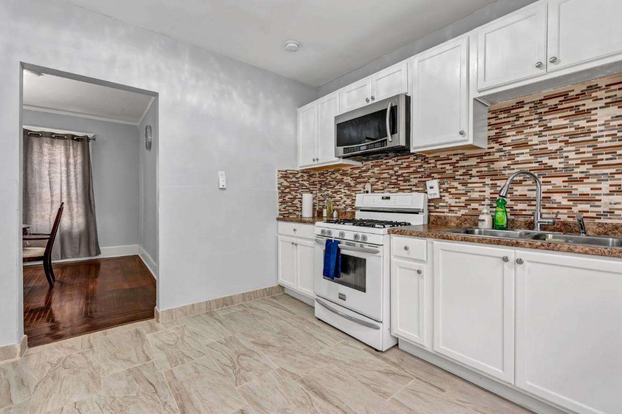 Renovated Main Floor Large 3 Bed House Hébergement de vacances
